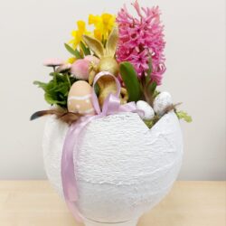 ozdoba świąteczna wielkanocna. Jako wykonane z gipsu w którym znajdują się kwiaty żonkile i hiacynt a także figurka złotego królika