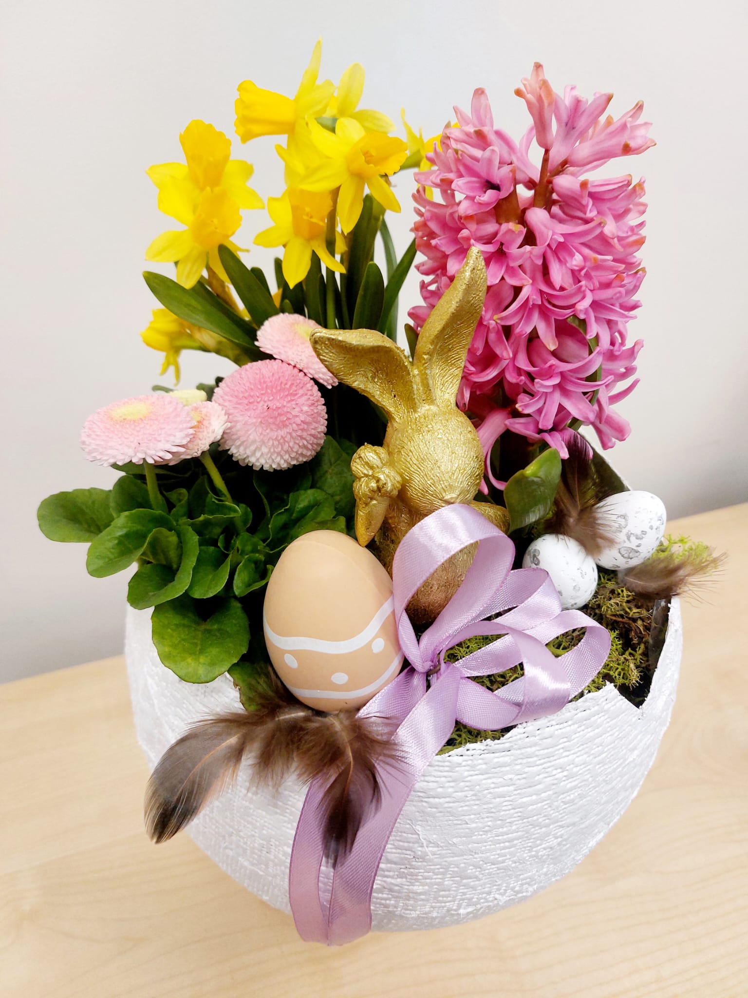 ozdoba świąteczna wielkanocna. Jako wykonane z gipsu w którym znajdują się kwiaty żonkile i hiacynt a także figurka złotego królika